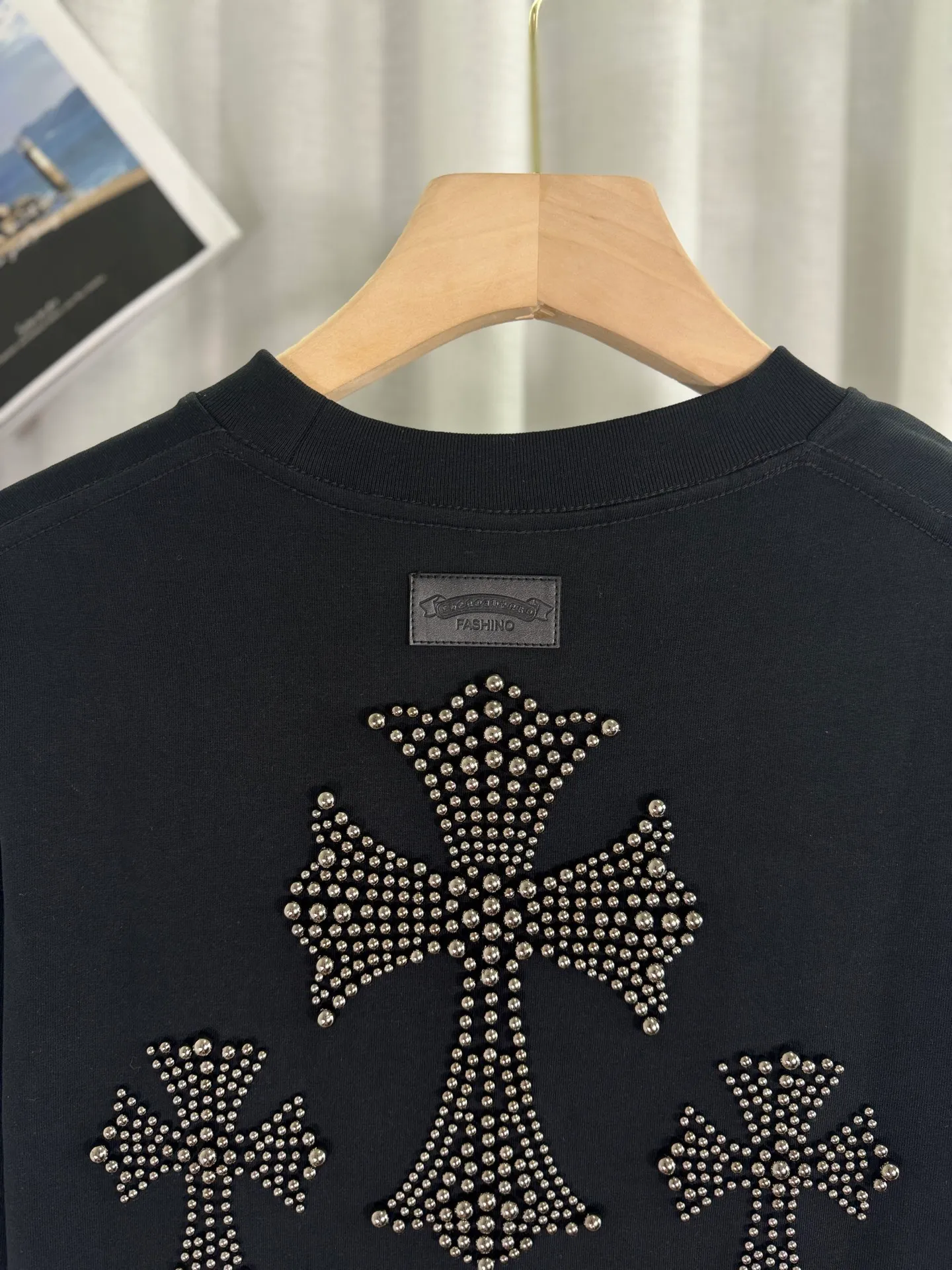 P250 top version, real shot without P, ​​different from market currency) 𝗖𝗵𝗿𝗼𝗺𝗲 𝗛𝗲𝗮𝗿𝘁𝘀/Cro Heart 2025 Autumn and Winter Horseshoe Cross Print Pearl Compass Couple Casual Long Sleeve 👑The highest version! Customized fabric 320g fabric! Horseshoe cross print pearl compass patch embroidery and exquisite embroidery of letters! The best-selling model in the counter, very comfortable to wear. Accessories: original molded and authenticated collar label➕100% silk wash label. Genuine purchase-grade original hangtag➕matching hanging rope➕3D hanging beads➕original packaging bag. Craftsmanship: The original version has consistent wiring! The highest version of the armhole matching technique! Color: Blue Black Size: S M L XL Style No.: 5171